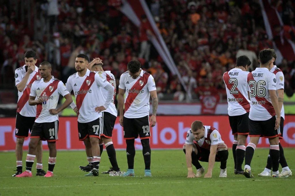 River players regret the elimination on penalties against Inter in Porto Alegre (NELSON ALMEIDA / AFP)