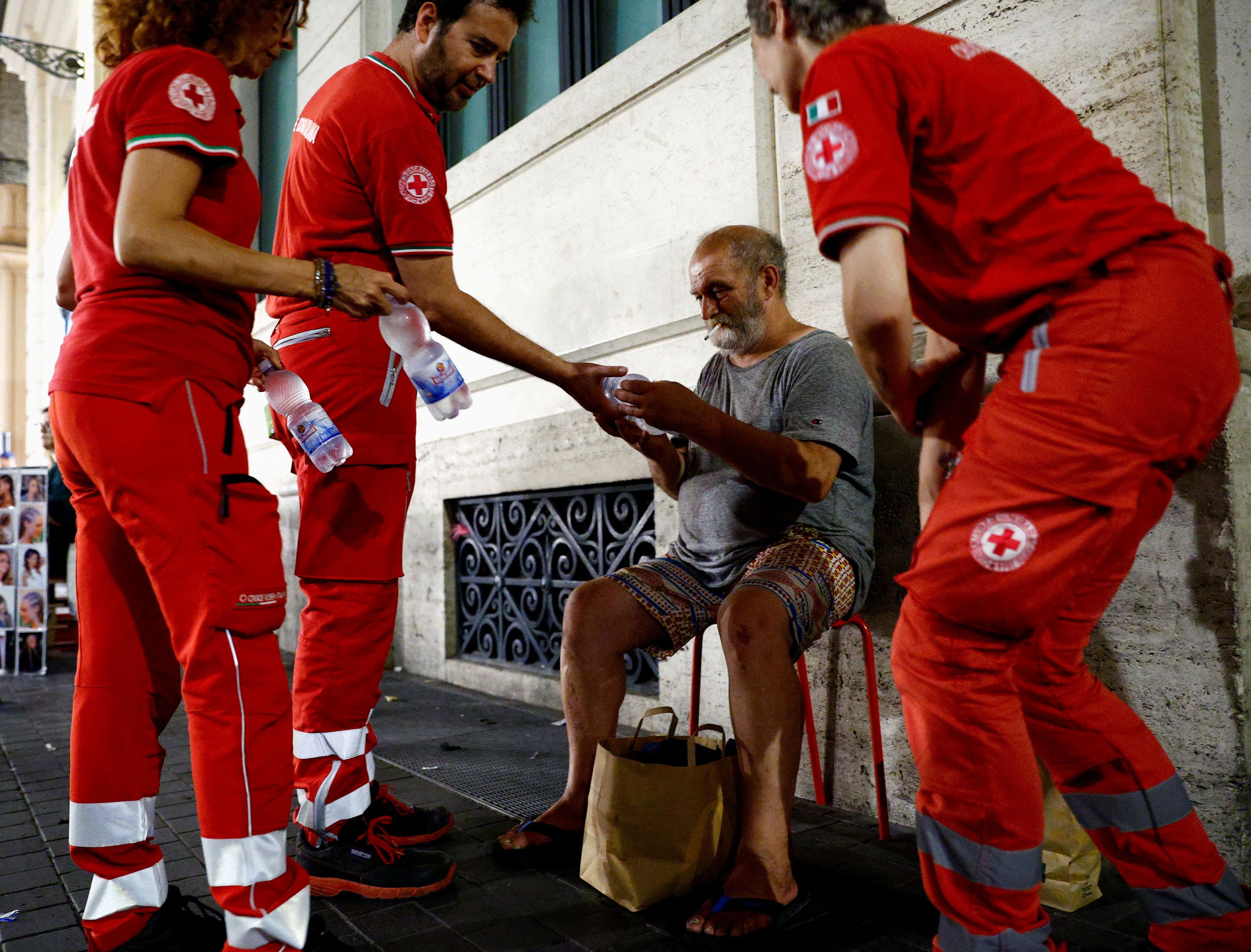 The heat waves in July put the lives of the most vulnerable people at greater risk: the Red Cross had to support people on the streets in Italy/ REUTERS/Guglielmo Mangiapane