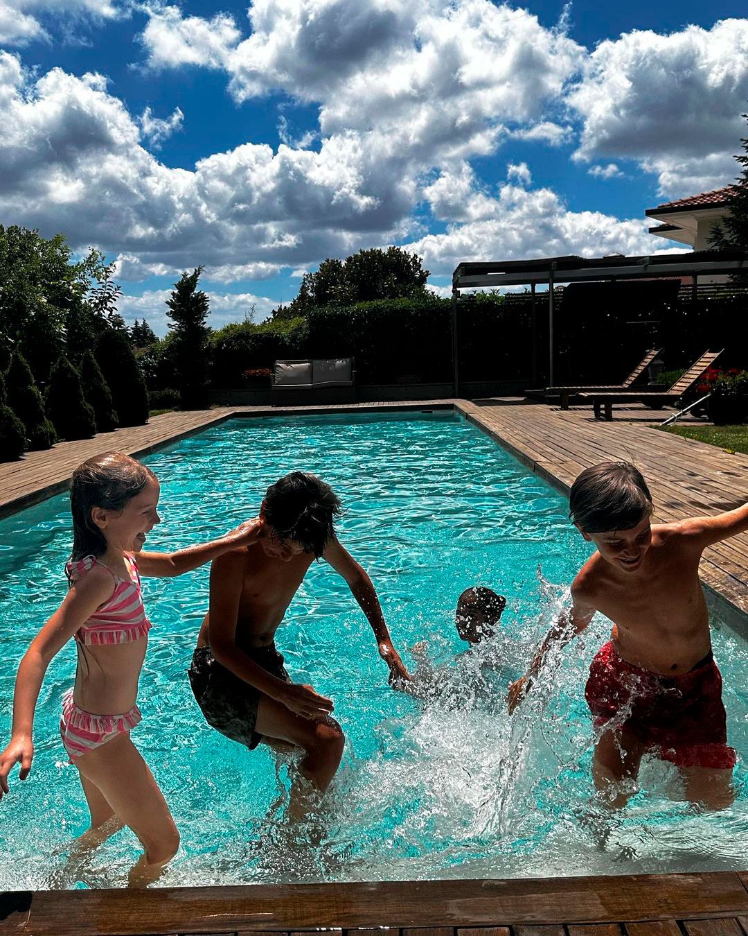 Pool day for the López-Icardi brothers (Photos: Instagram)