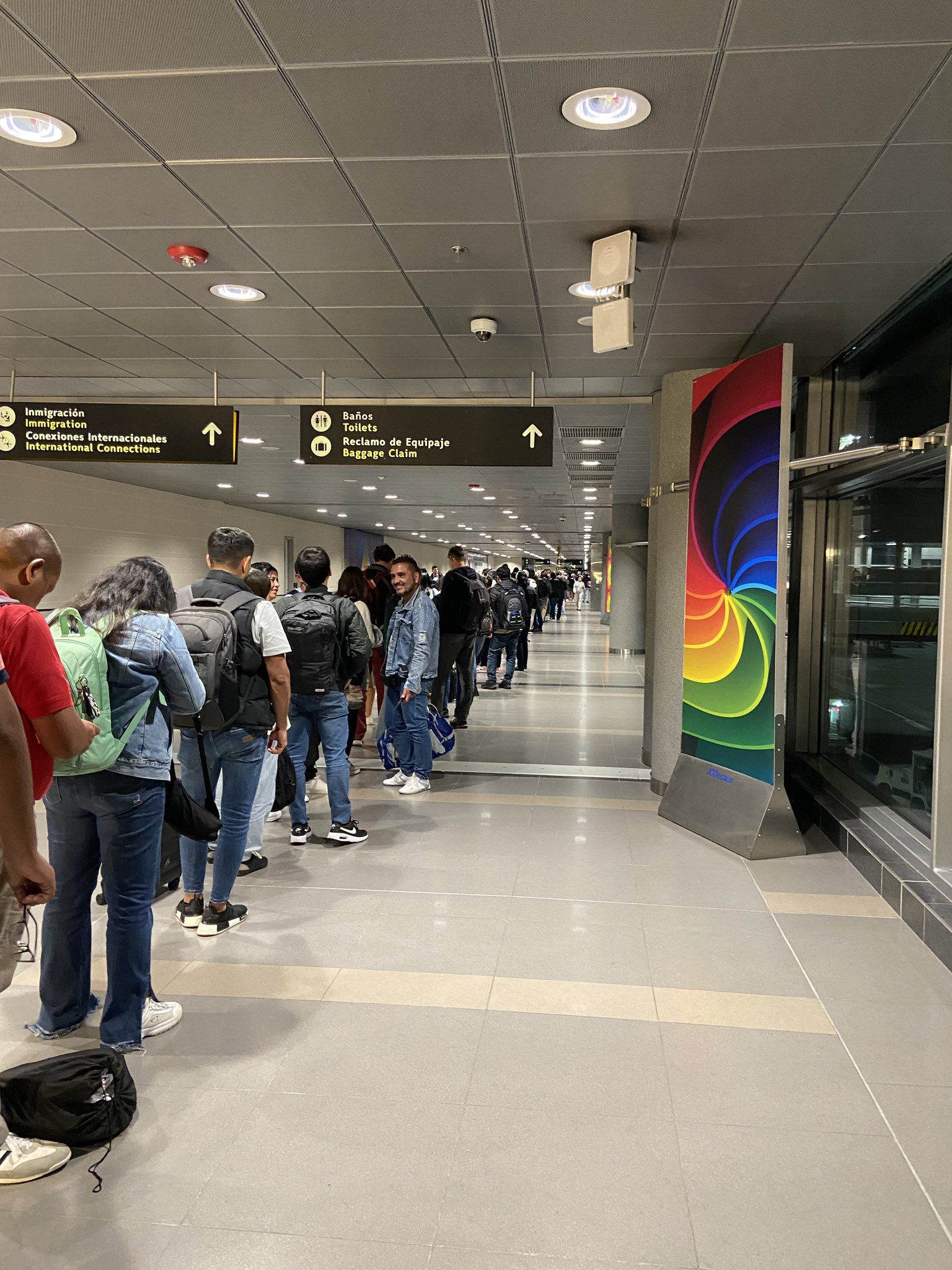 This is what the long lines looked like in the Migration area of ​​the El Dorado airport in Bogotá on the night of July 30, 2023. / Photo: @navegante91car