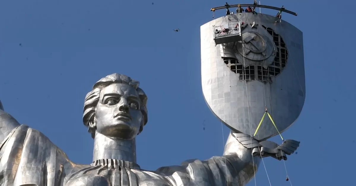 Ukraine removes hammer and sickle from the "Motherland" monument in kyiv
