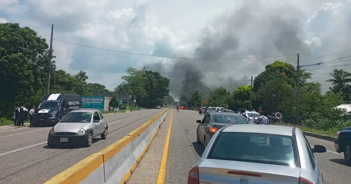 They reported an armed confrontation and vehicles set on fire on the Tabasco highway
