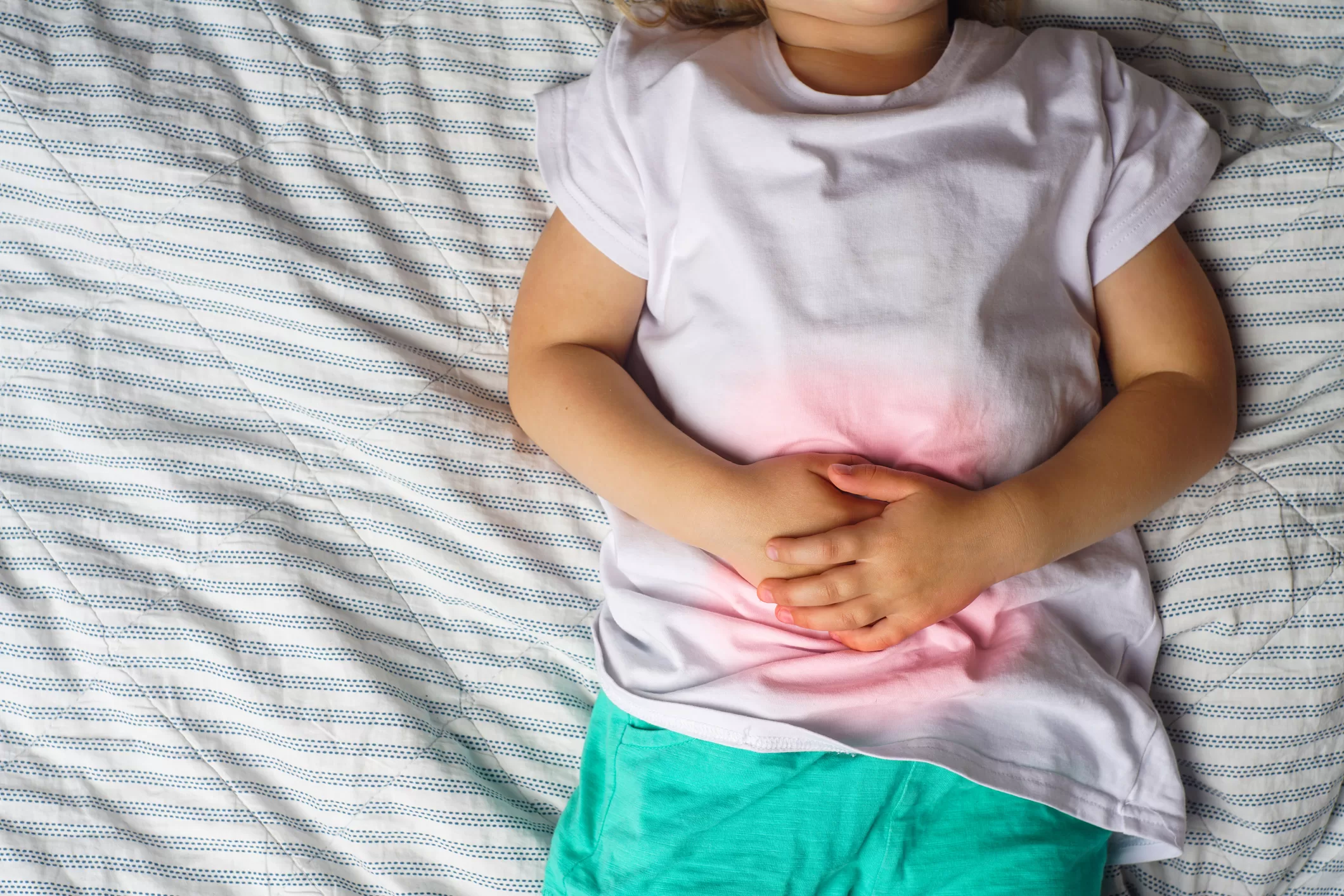 Tummy ache in children: how to treat this ailment and when to take them to the pediatrician?
