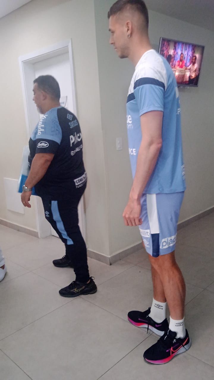 Juan Pablo Vargas underwent medical exams with Santos to sign as the fifth signing in the second half of 2023. Photo: Twitter @LPEmbajadora