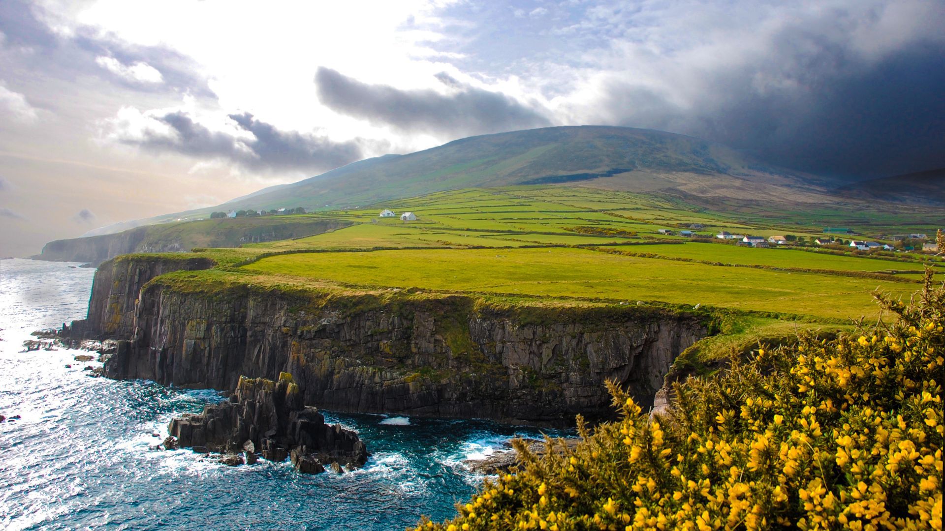 Ireland is also known as the Emerald Isle, due to the intense green color of its fields (Vaga-Mundo)
