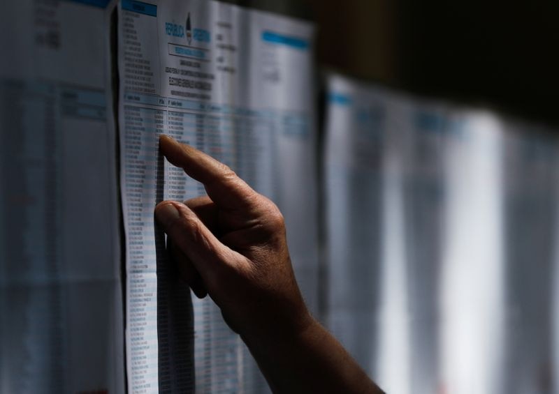 Before voting in PASO 2023, it is important to consult the electoral roll to find out the voting center and the table where you can vote.  (REUTERS/Agustin Marcarian)