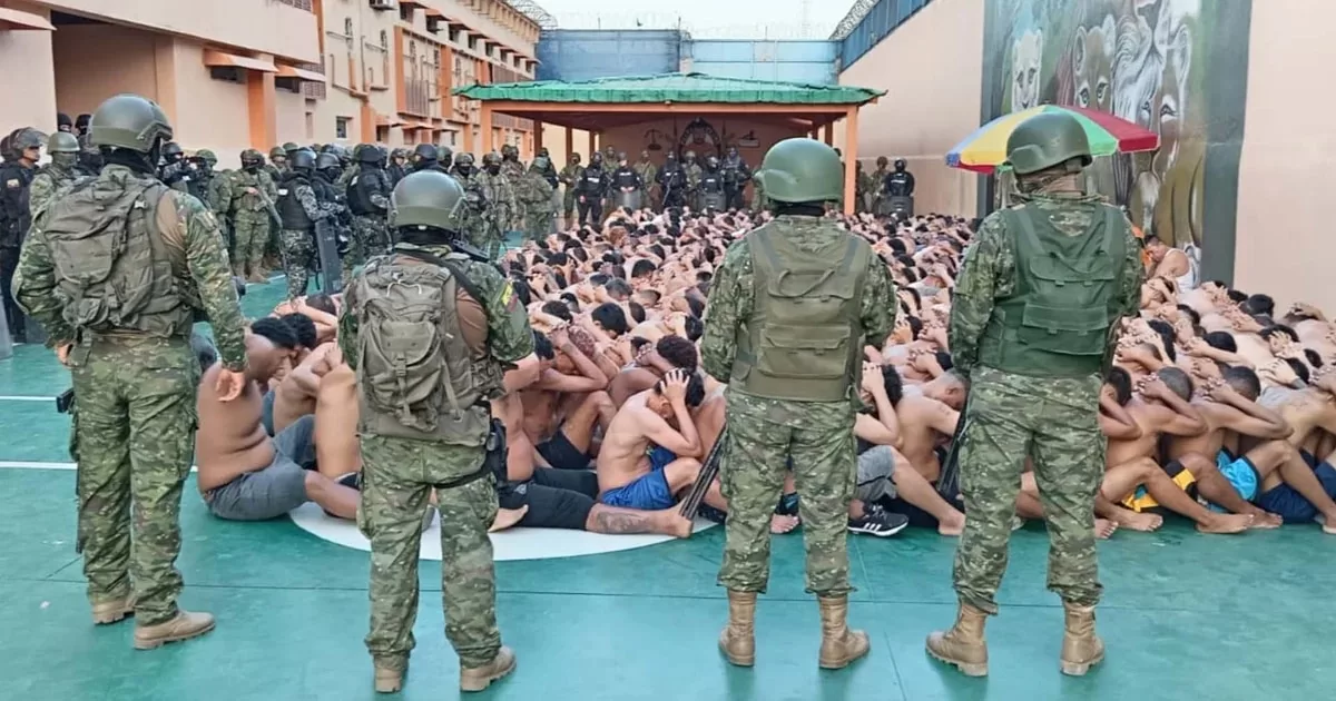 The Ecuadorian police raided the most dangerous prison in the country: there were weapons, ammunition, drugs, a giant fish tank and even a farm

