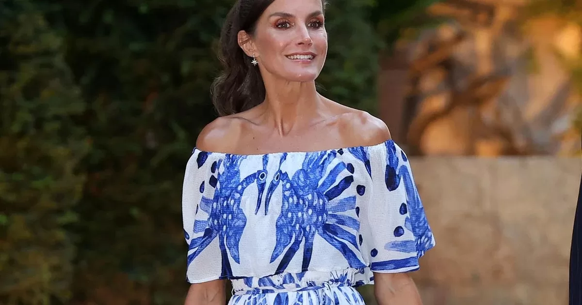 Letizia debuts the brand Desigual at the reception of the Kings in Marivent and adds a new brand to her 'low cost' wardrobe
