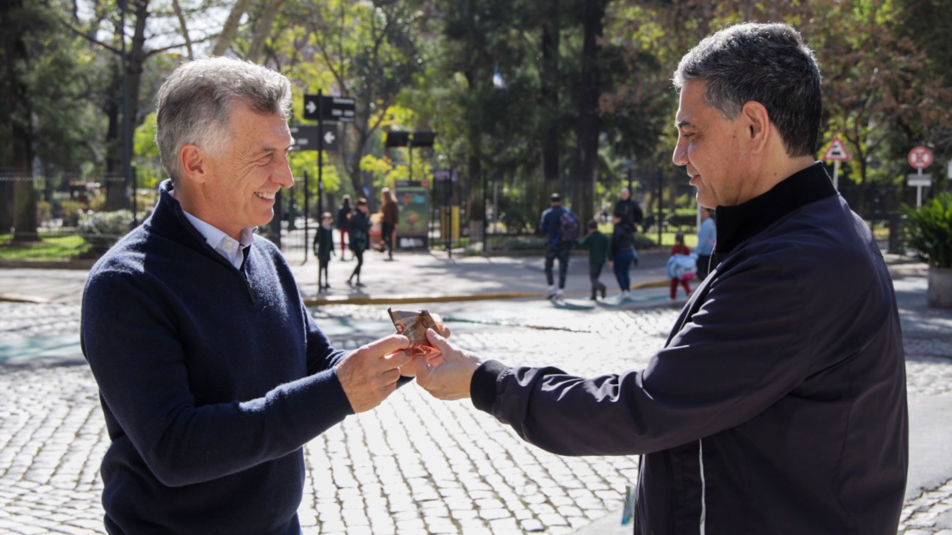 Mauricio Macri got fully involved in the Buenos Aires campaign and toured the Belgrano neighborhood with Jorge Macri