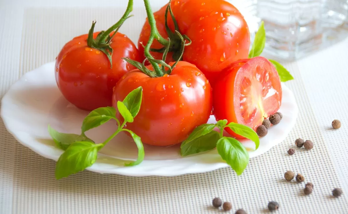 3 ways in which eating tomato helps your health

