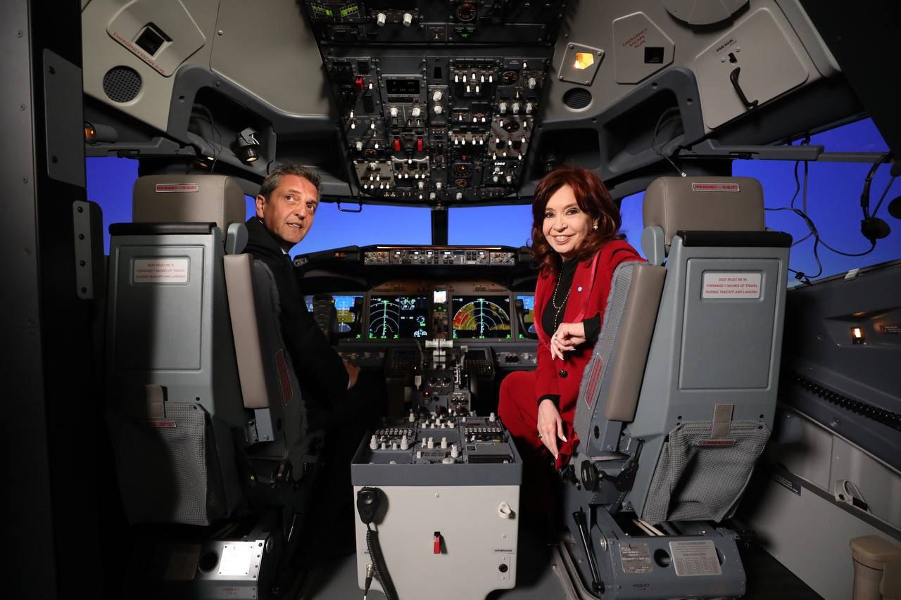 Sergio Massa and Cristina Kirchner in the flight simulator

