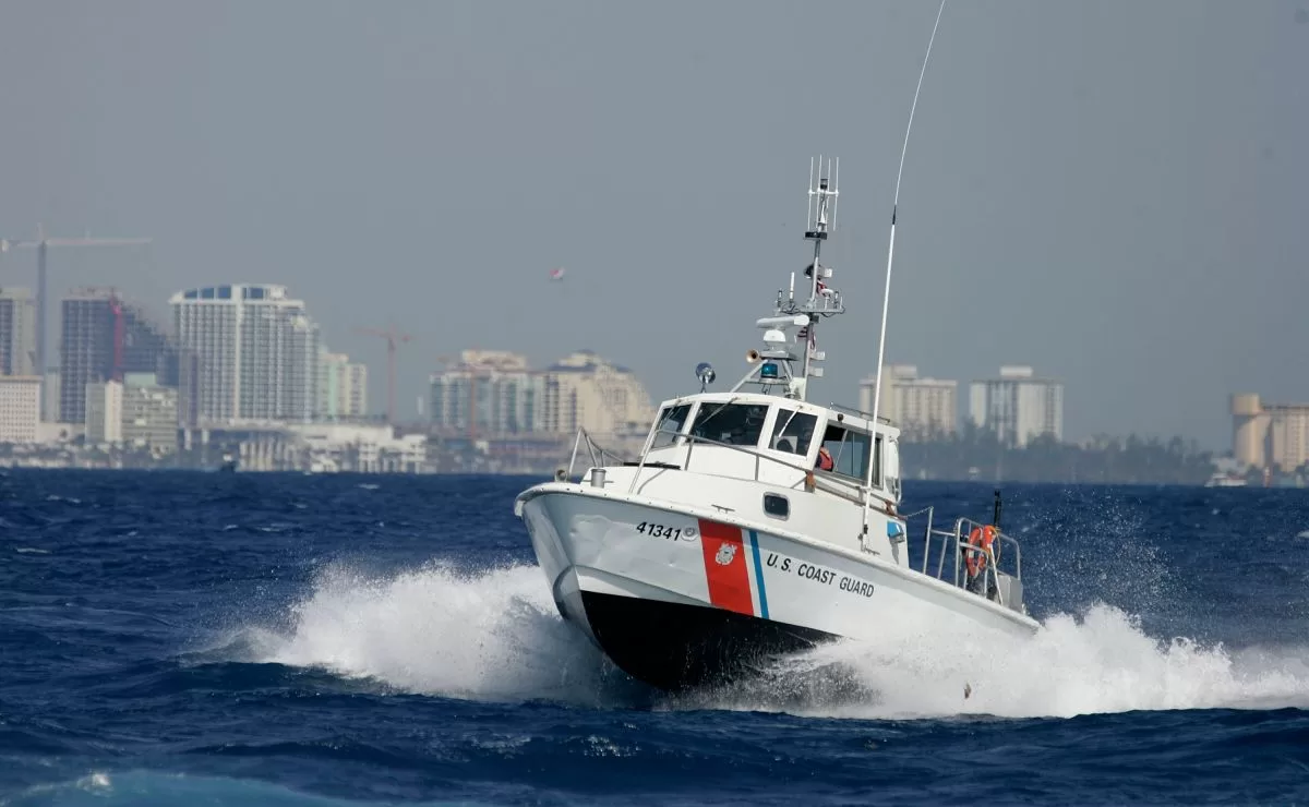 Coast Guard rescued in Florida a sailor who was missing in an almost submerged boat
