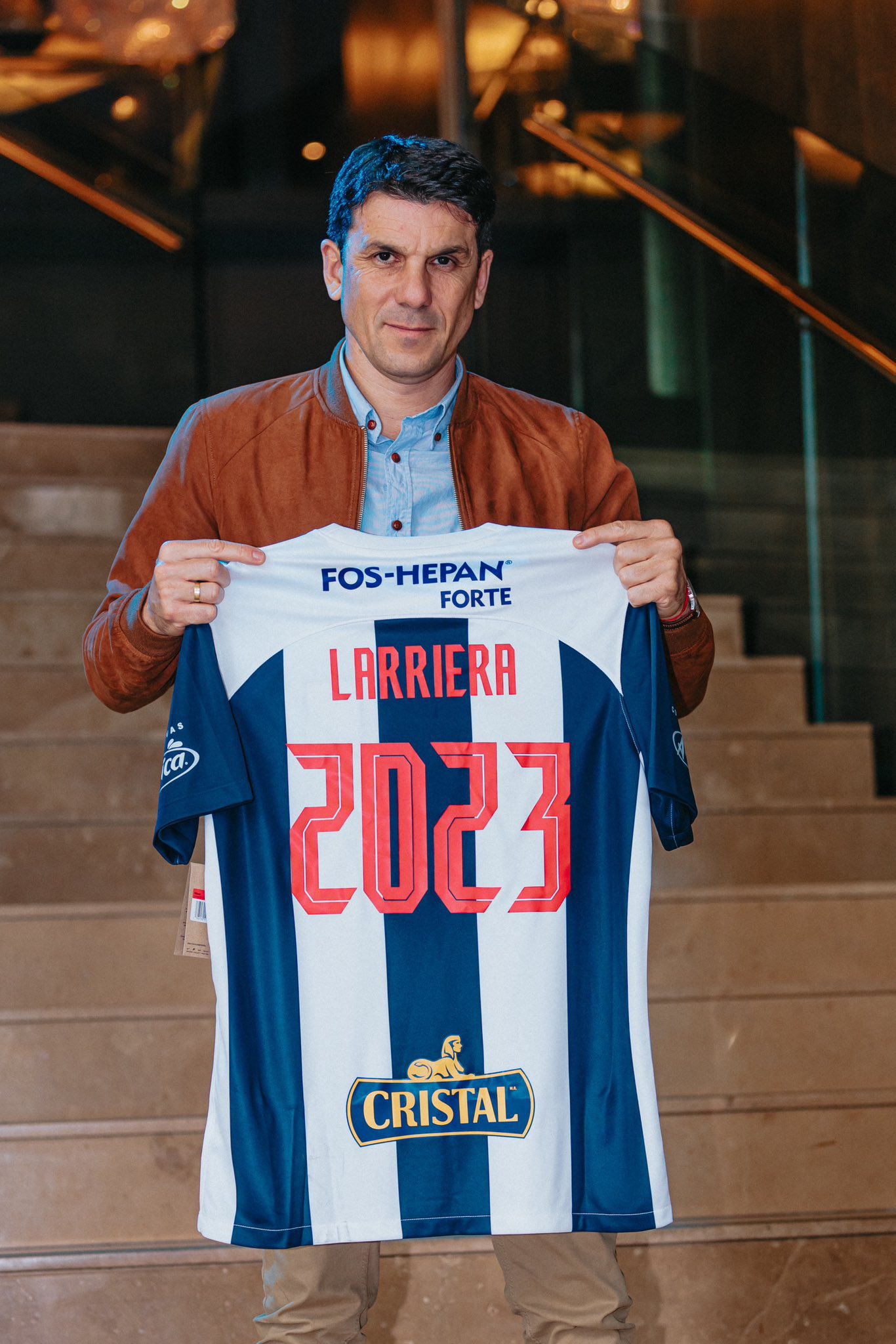 Mauricio Larriera already poses with the shirt of the two-time Peruvian champion.  (Lima Alliance)