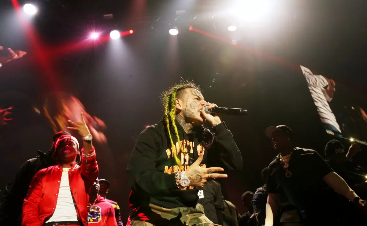 Tekashi 6ix9ine provokes Anuel AA after posing with his daughter Cattleya shirtless and on his chest
