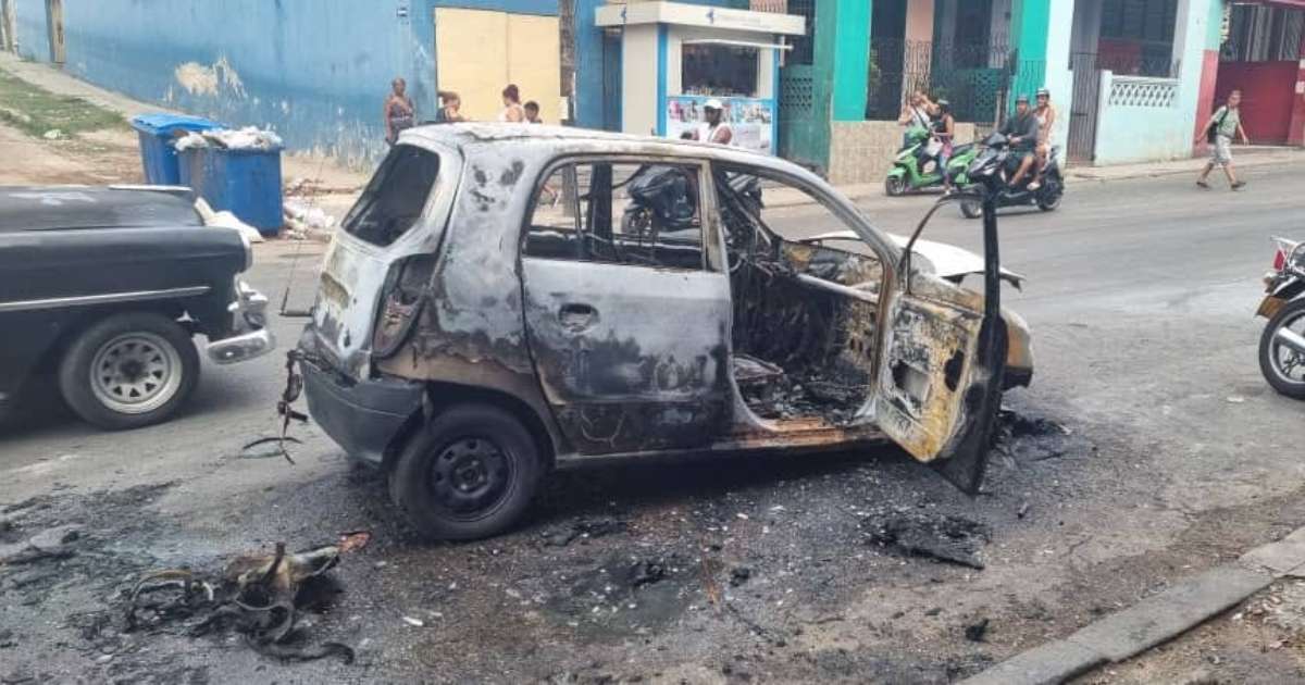 Fire consumes a car on the Havana road
