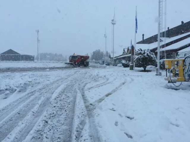 Strong storm forces Ushuaia airport to close
