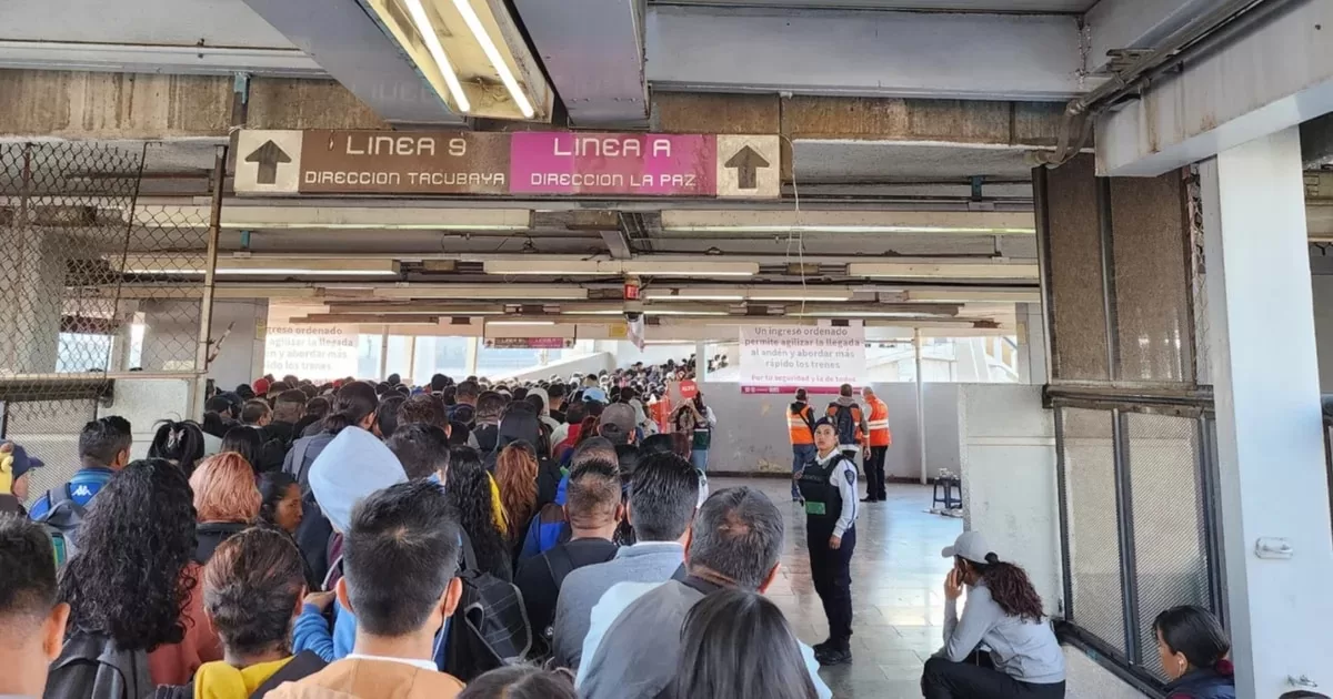 Metro CDMX suspended service on Line A for a person who fell onto the tracks
