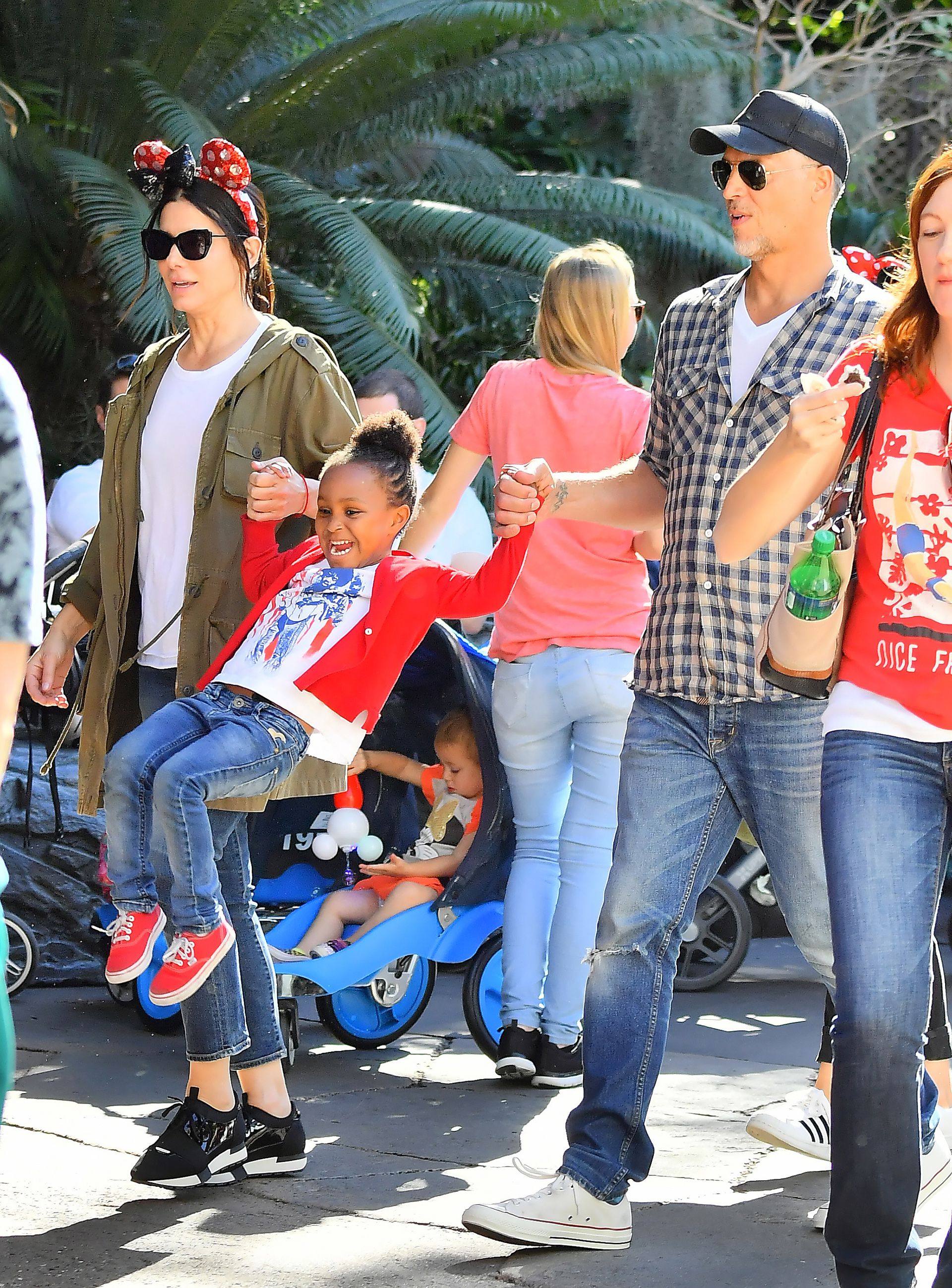 Sandra Bullock and her boyfriend Bryan Randall join Jason Bateman and his family as they spend the day at Disneyland.  Los Angeles, Feb 18, 2018. Photo © 2018 Mega/The Grosby Group