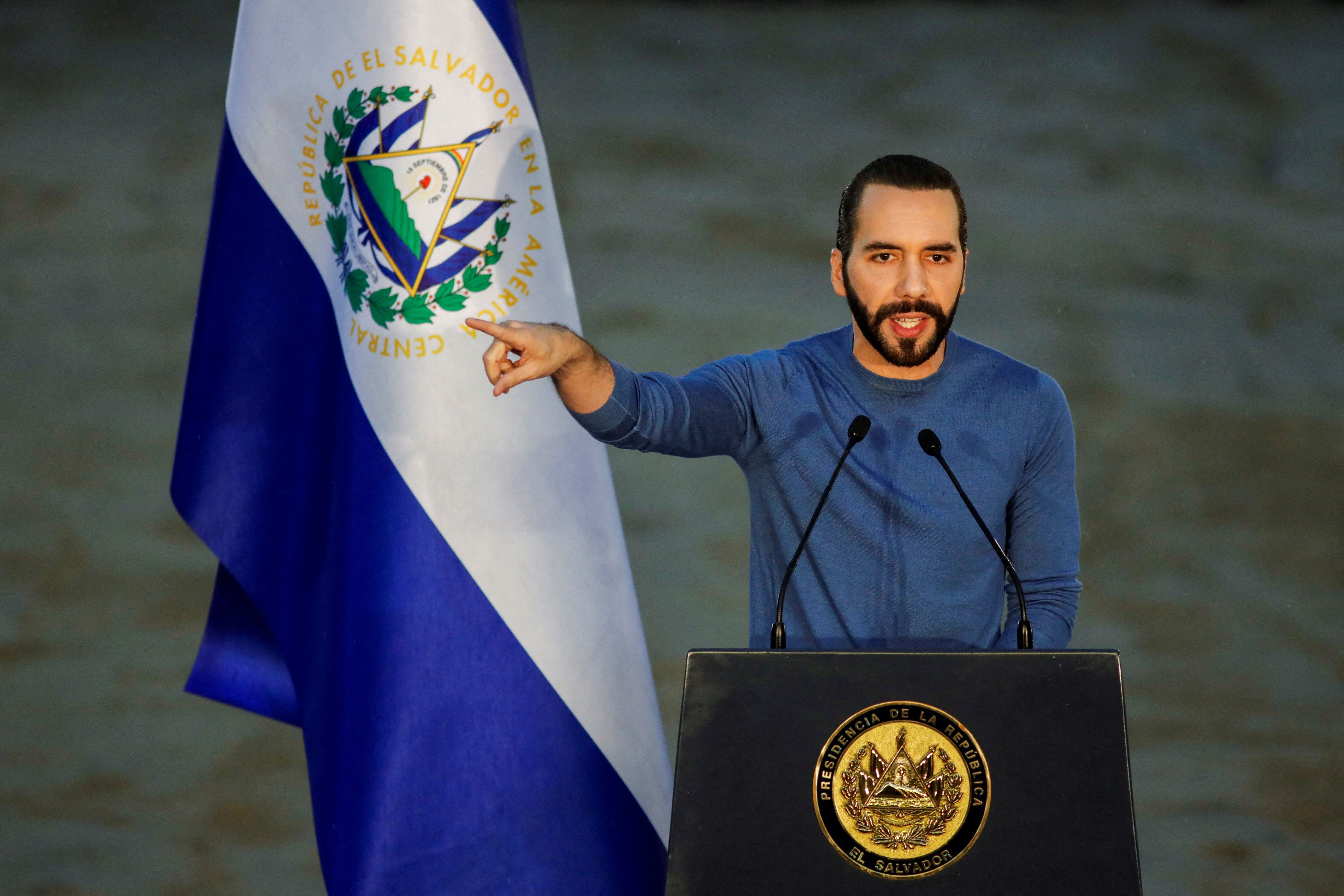 President Nayib Bukele imposed an emergency regime to combat organized crime in El Salvador, which has been questioned by the international community due to alleged violations of the rule of law.  (REUTERS/Jose Cabezas)
