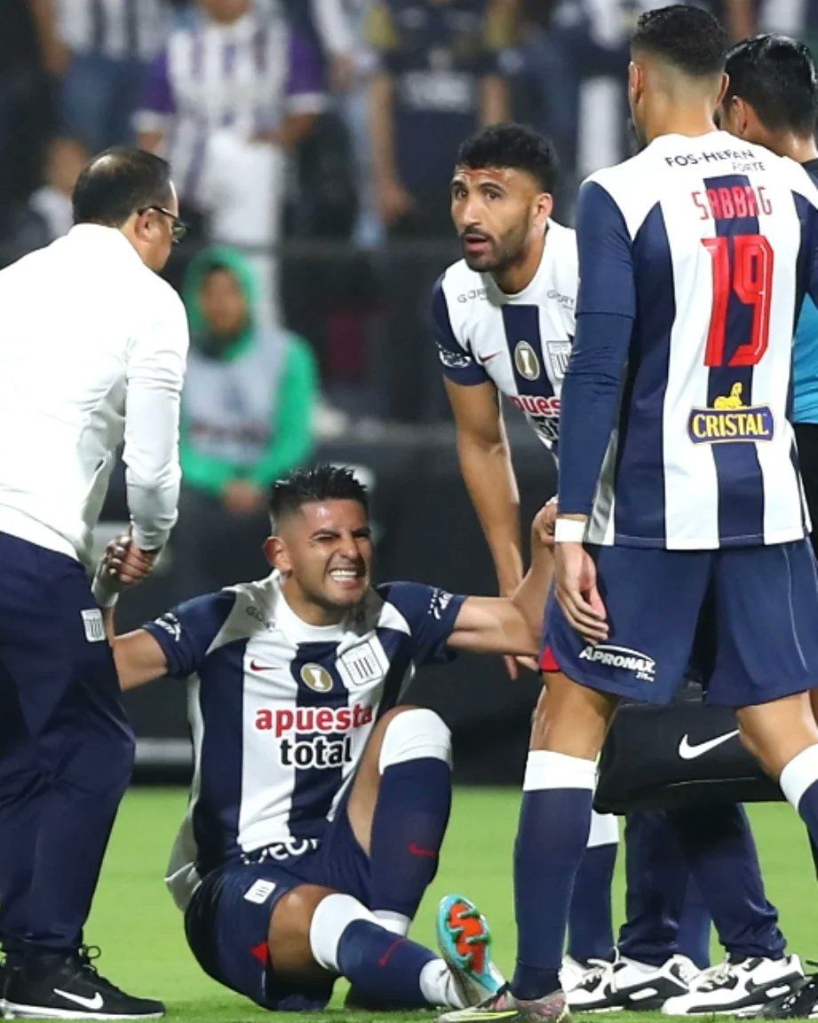 Carlos Zambrano had to leave the field due to injury.  (Movistar Sports)