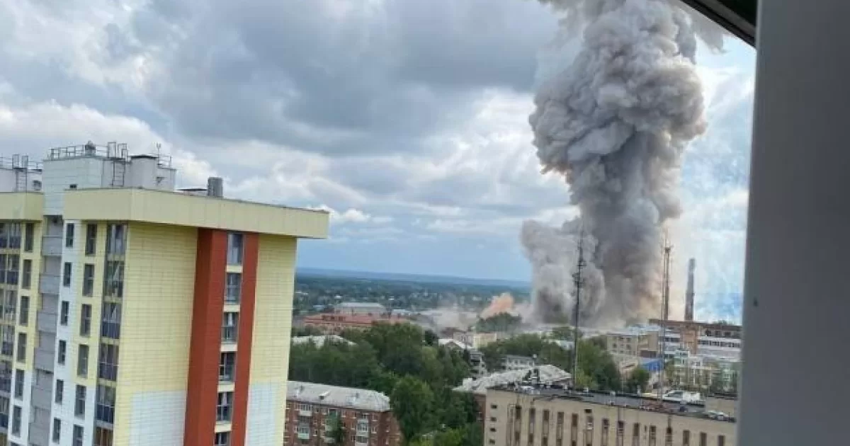 A large explosion destroys a factory of optical components for the Russian Army in Moscow
