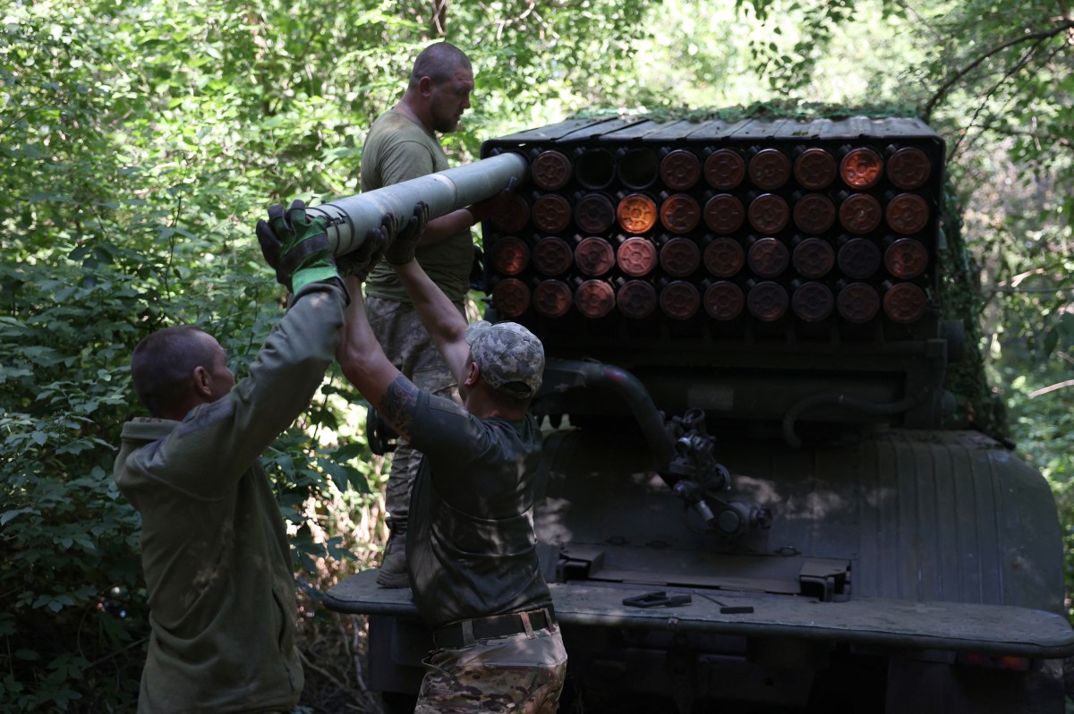 Image of soldiers manipulating artillery in Ukraine.