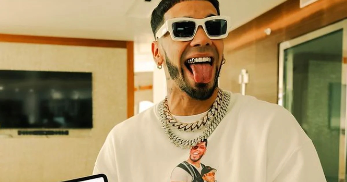 Anuel confronted a fan who threw a flag at him in the middle of the concert: "If you knew me, you wouldn't dare to do that"
