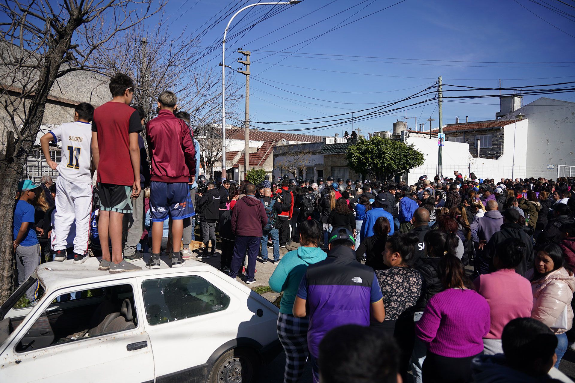 Neighbors and relatives of Morena gathered in front of the police station (Franco Fafasuli)