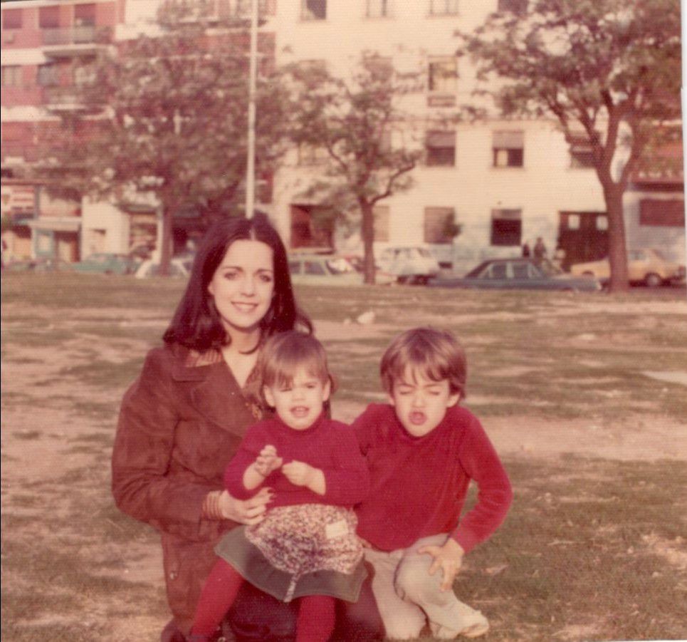 Sitting on a bench in Las Heras park, with her mother, Nilda Garré, and the two brothers named Juan Manuel (in this case, the maternal one), before the dictatorship 