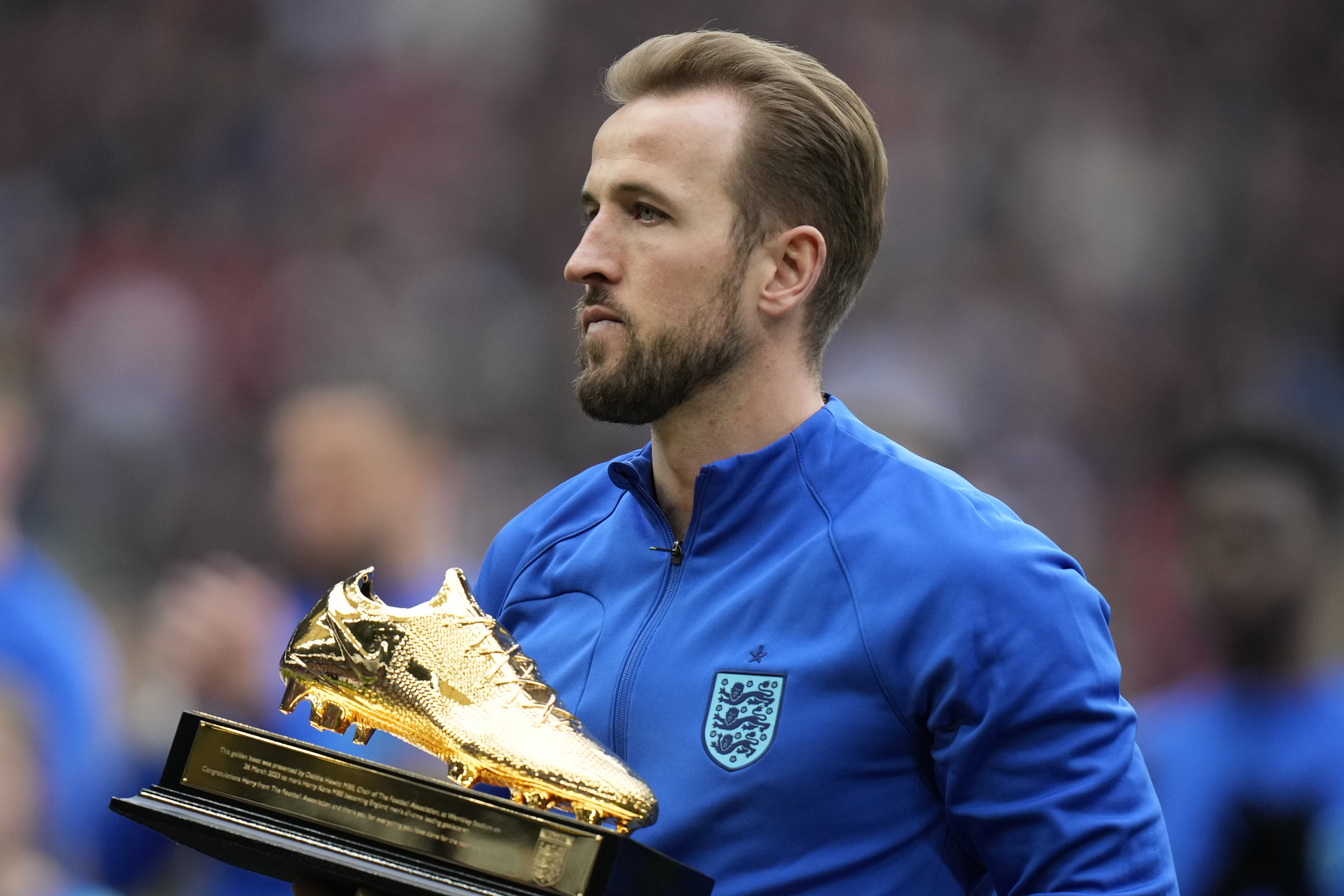 Kane receives the award for top scorer for the England team.