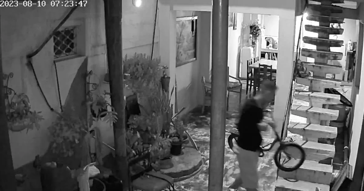 They offer 10,000 pesos for information about a thief caught on camera inside a house in Las Tunas
