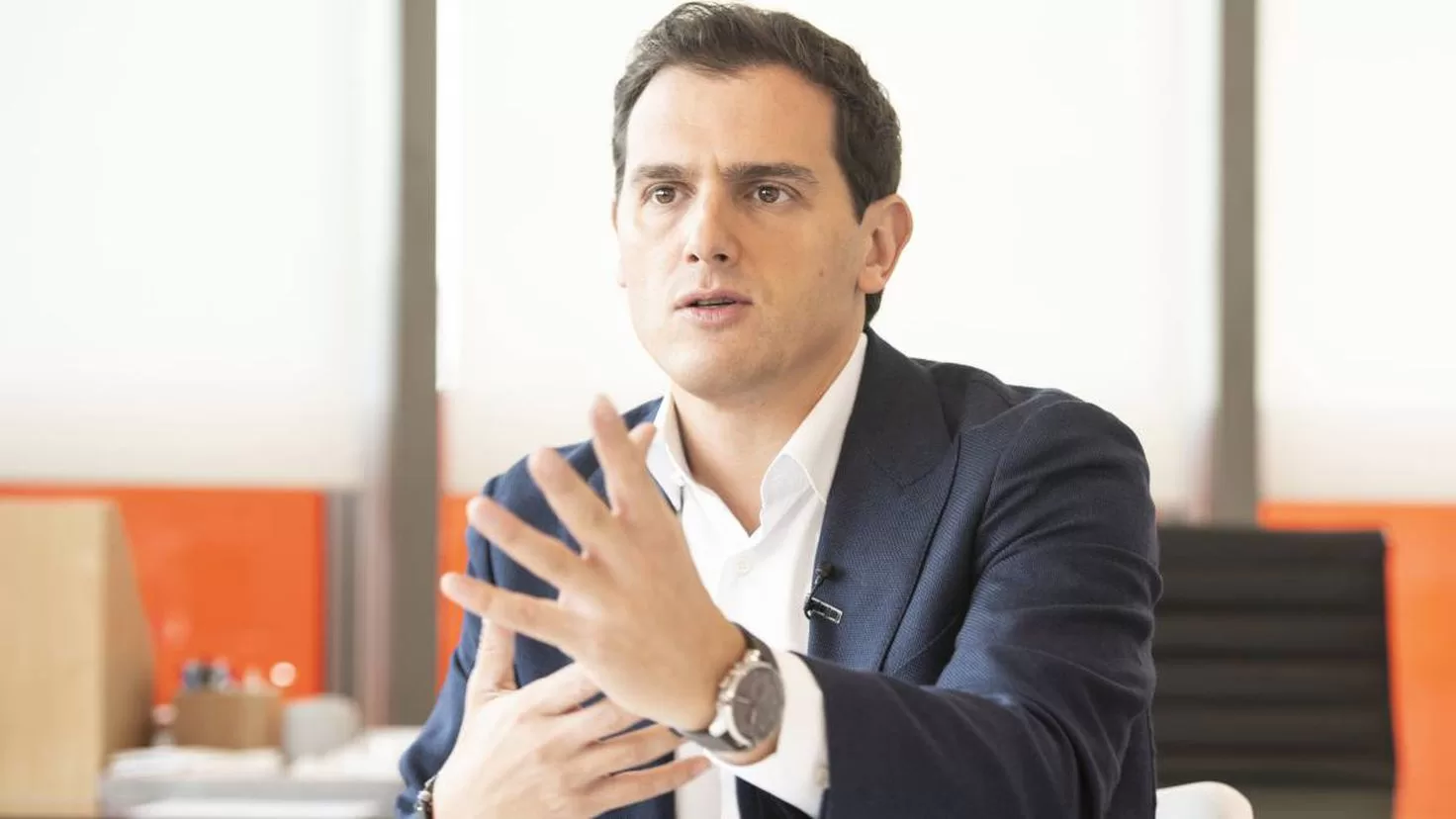 Albert Rivera reacts to the photos with Aysha Daraaui at the blow of a song
