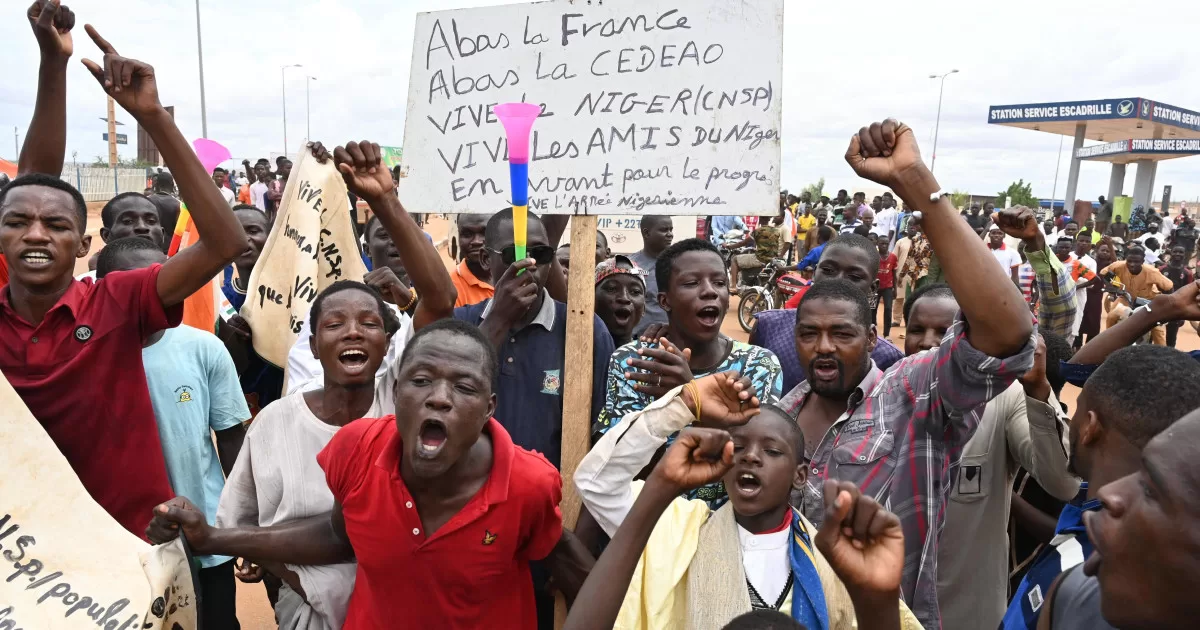 Thousands of supporters of the coup in Niger protest in front of a French military base
