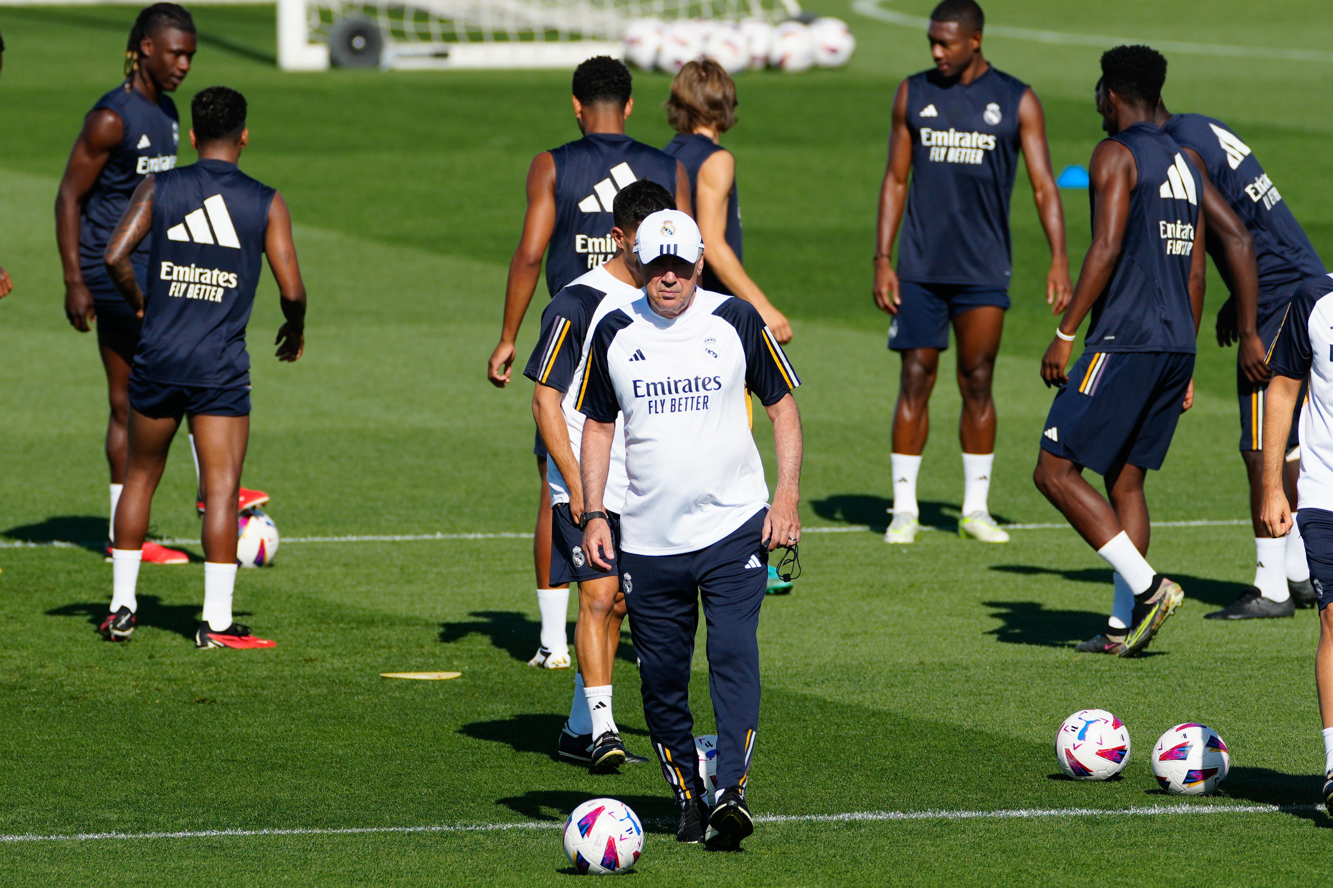 Carlo Ancelotti leads Real Madrid's training session this Friday.