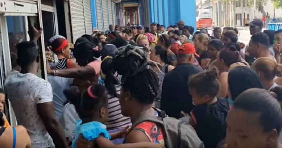 Police intervene after protest in line to buy food and diapers in Havana
