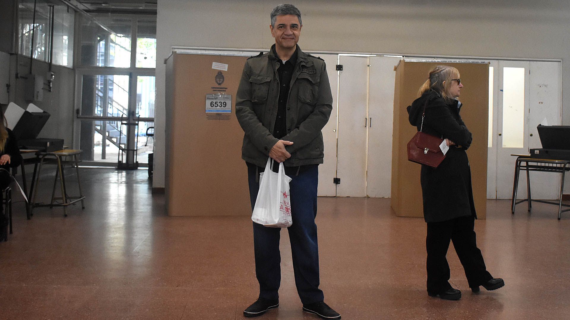 The candidate for head of government of Together for Change arrived at the Lenguas Vivas institute, his polling place, with invoices for the table authorities (Nicolás Stulberg)