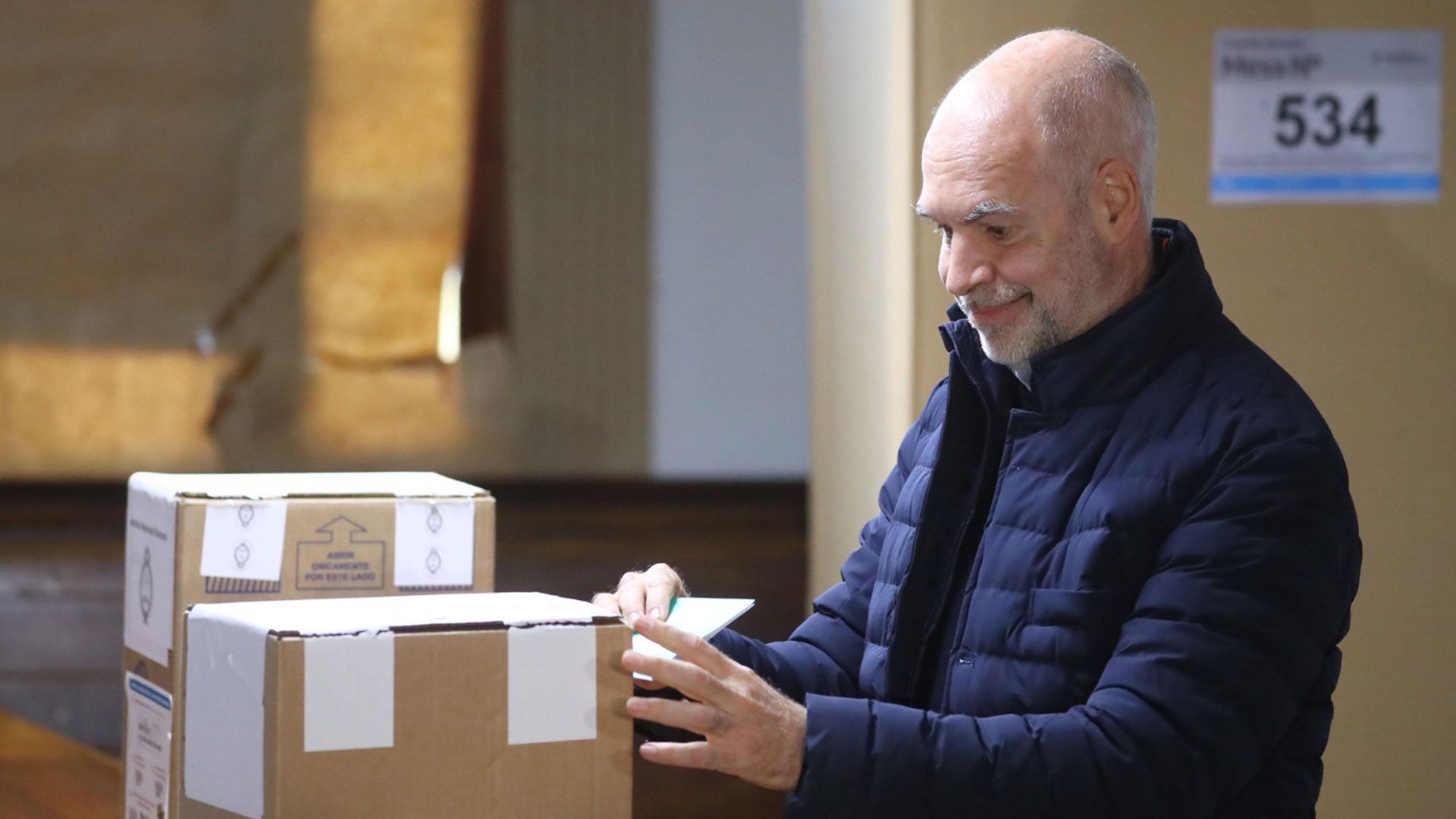 Horacio Rodríguez Larreta chose an informal style with a light jacket and a round neck pullover