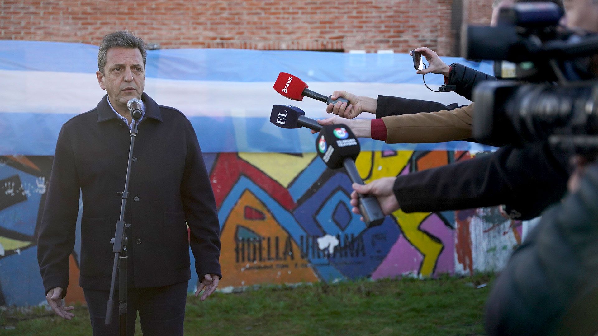 Economy Minister Sergio Massa chose a casual look to vote (Franco Fafasuli)