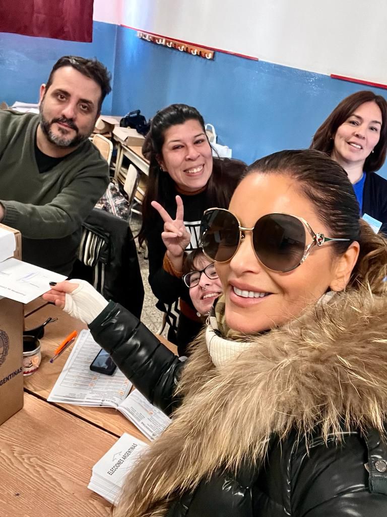 Karina Mazzocco went to vote at the San Román Institute and the authorities at her table wanted a selfie (Photo: Teleshow)