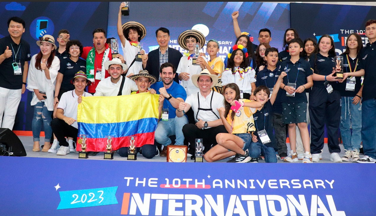 Colombian students won a gold medal in the world robotics competition.  Photo: Colombian-Canadian College