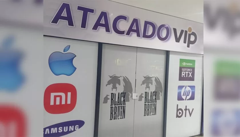CDE store managers rob Brazilian tourist
