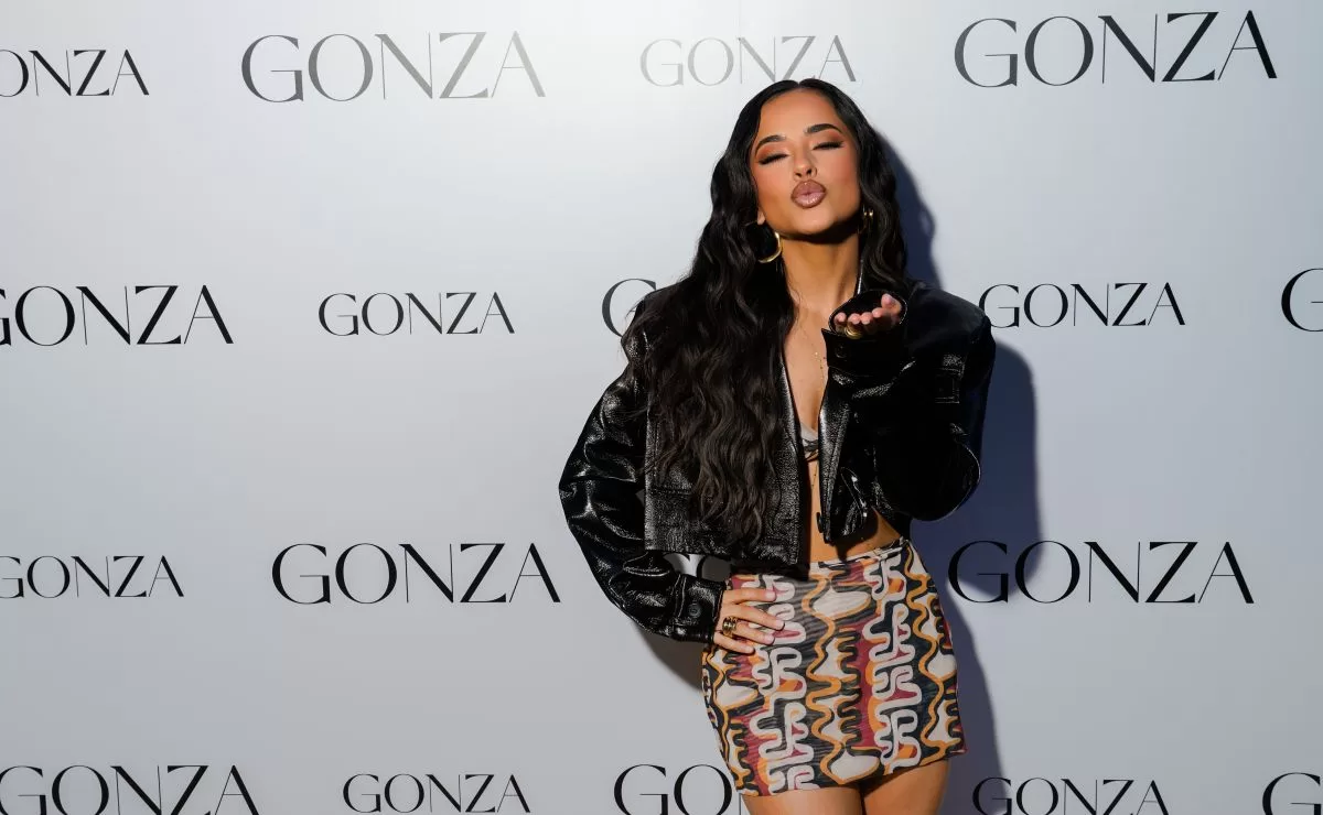 Becky G experienced a shameful situation after almost falling and wearing a miniskirt
