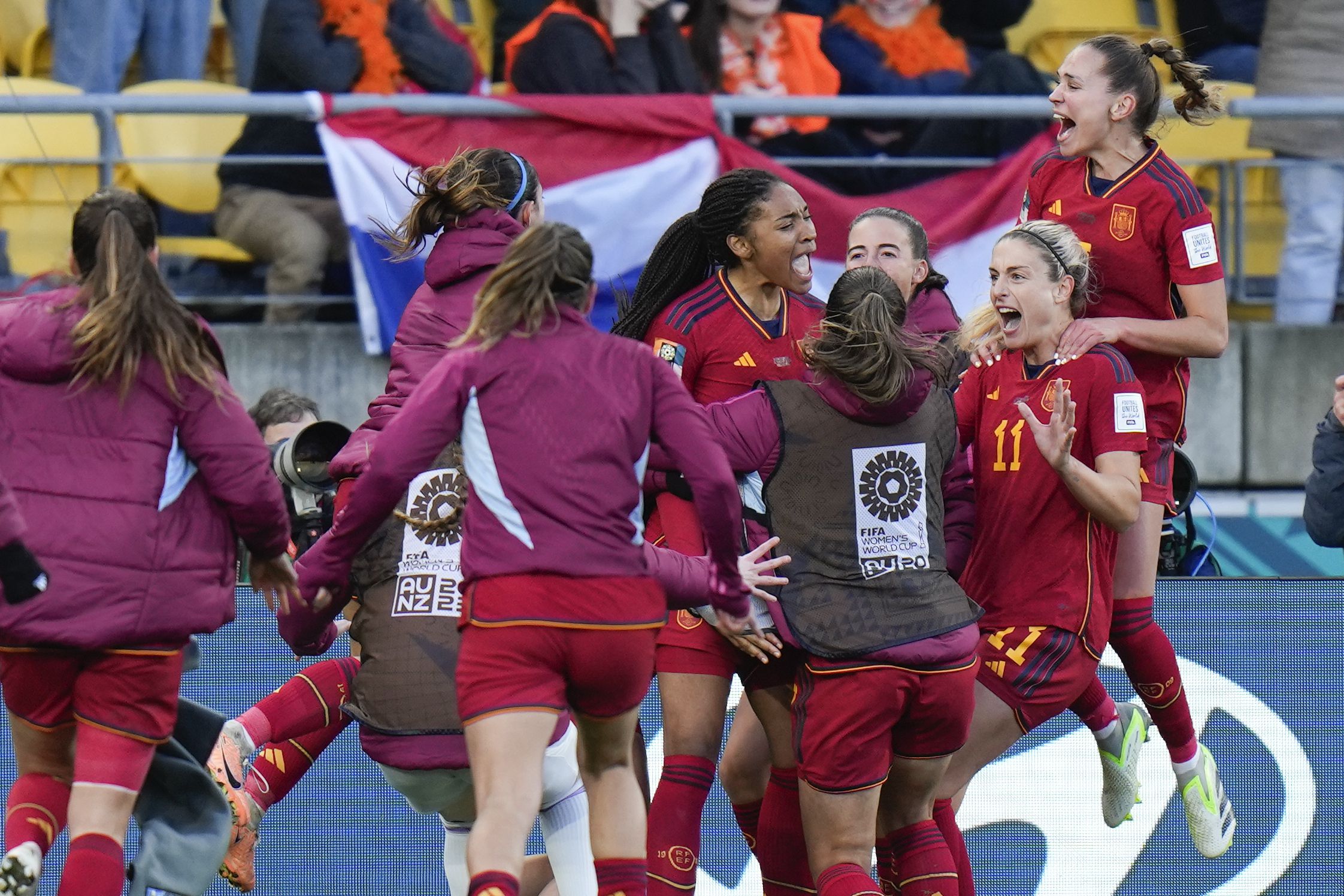 The players of the Spanish team celebrate Salma Paralluelo's goal against the Netherlands. 