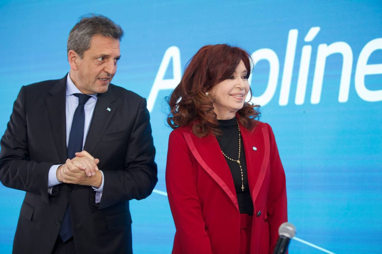 Cristina Kirchner with Sergio Massa in one of the few campaign activities they shared 