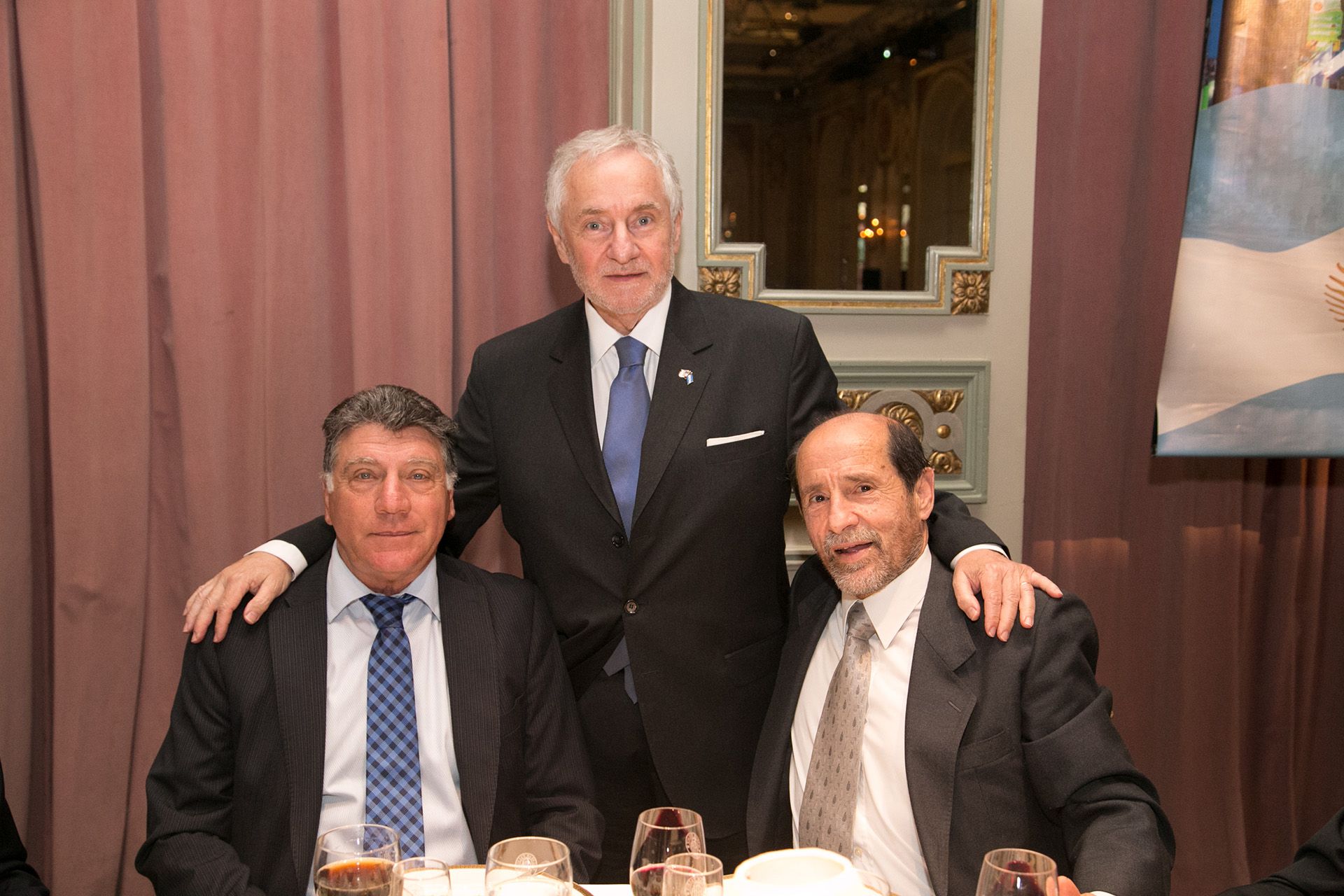 Miguel Angel Brindisi and Jorge Carrascosa, members of the 1973 champion Huracán, at a gala dinner