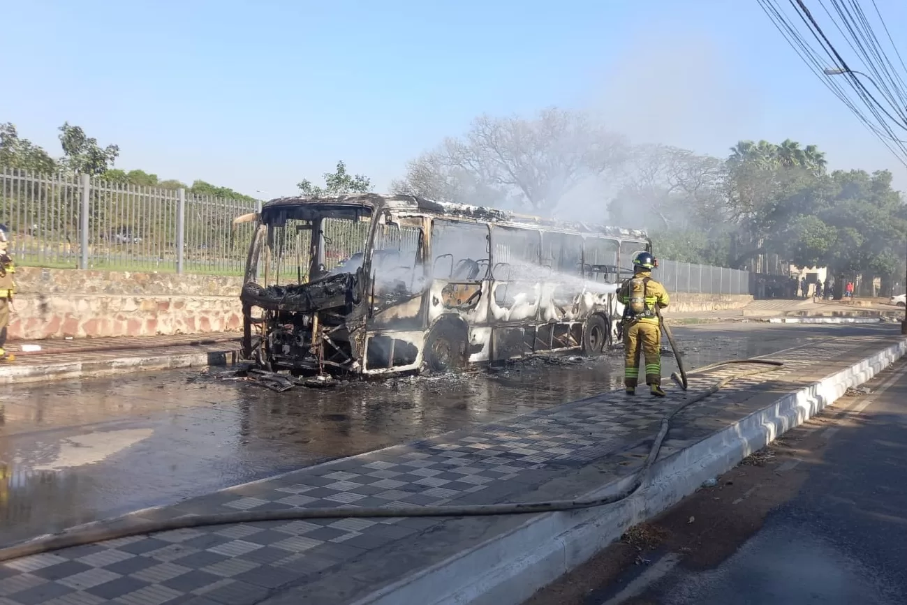 Bus of Line 187 suffers a fire in front of the Central Hospital of the IPS
