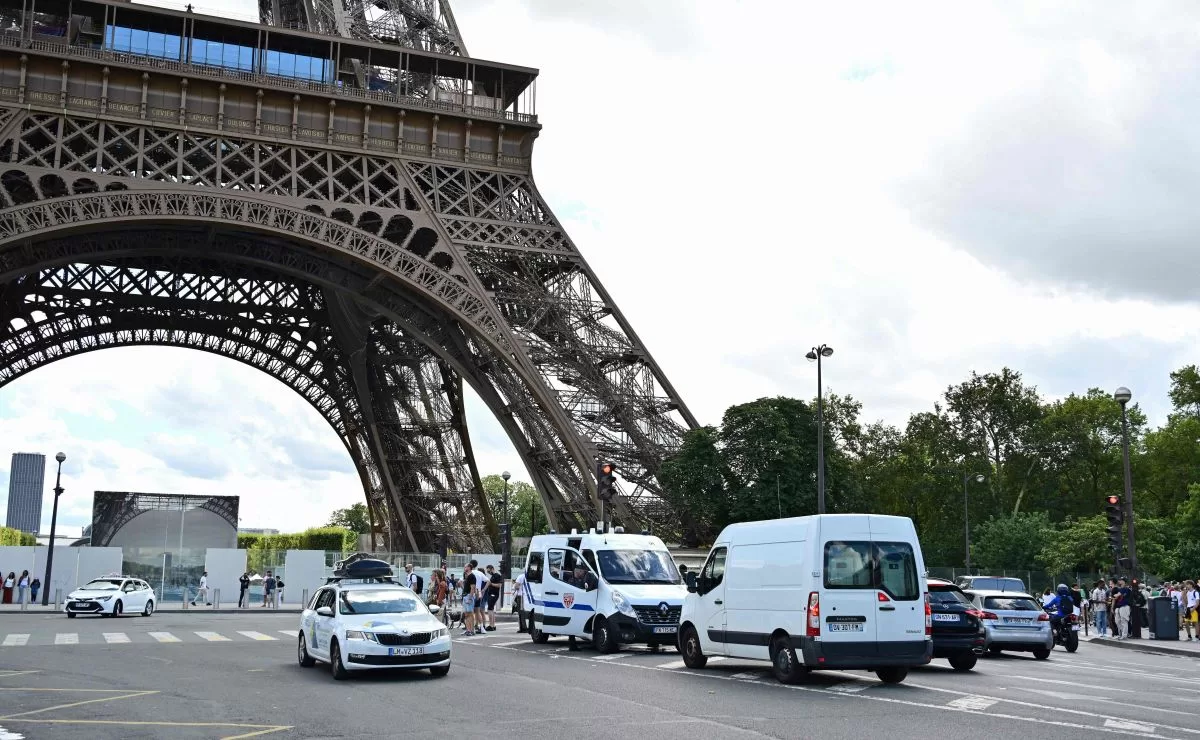  Drunken American tourists climb the Eiffel Tower and fall asleep;  they spent a whole night
