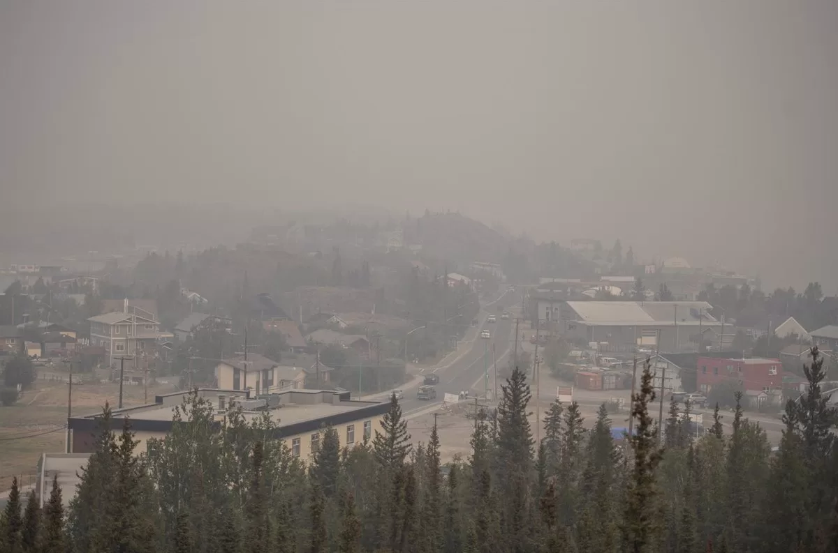 They order the evacuation of more than 20,000 people due to the fires in northern Canada
