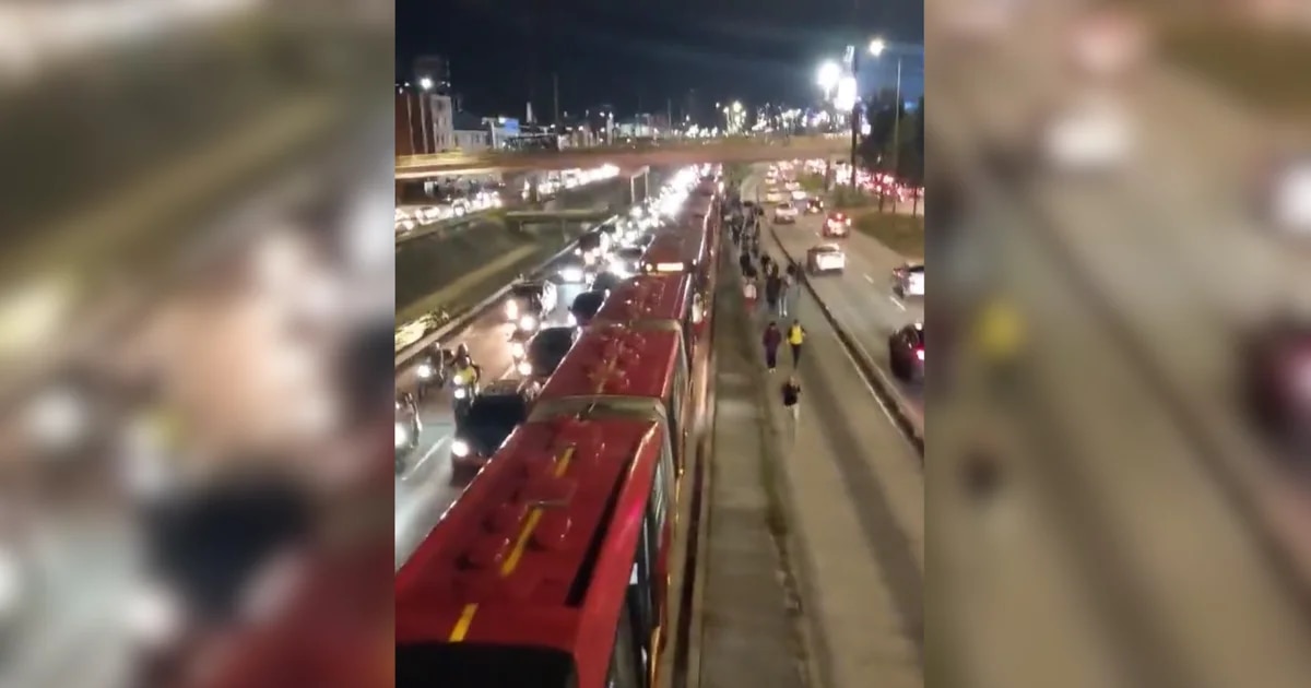 For almost 3 hours, the Transmilenio stopped on the NQS avenue trunk due to the damage of a traffic light
