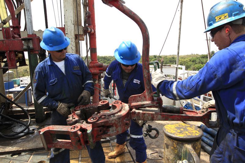 Between January and June 2023, a total of 90,836 workers were registered with exclusive dedication to the activities contracted by the Ecopetro Group.  REUTERS/Jose Miguel Gomez